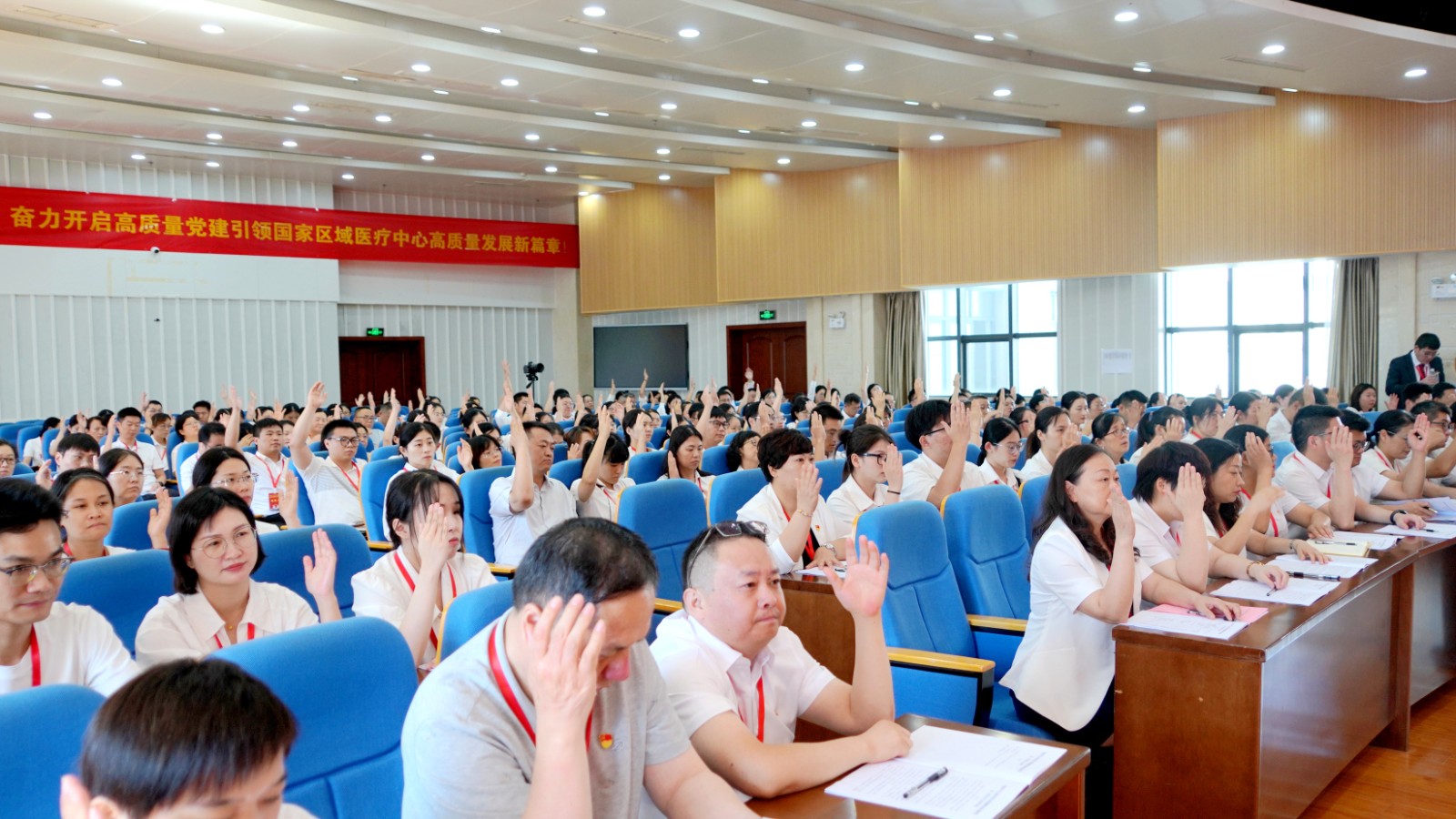 第一次党员大会_举手表决_副本.jpg